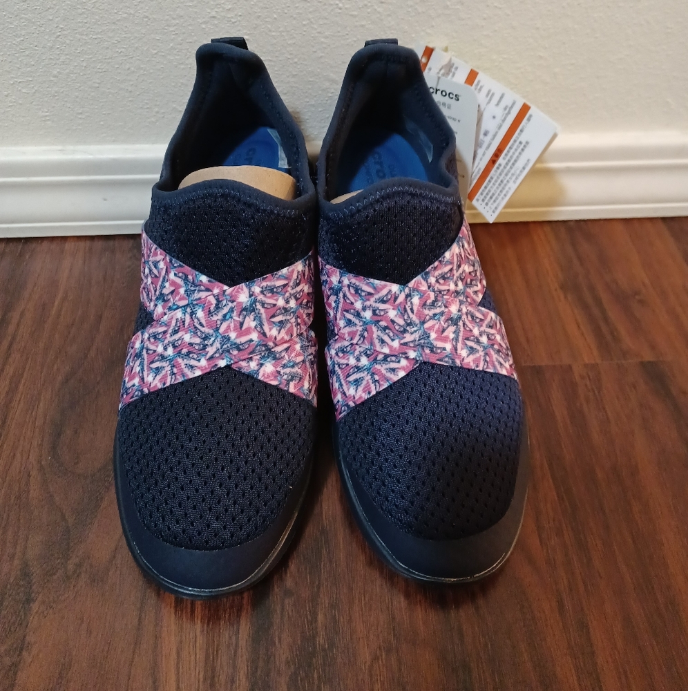 NWT Navy blue Crocs Swiftwater cross-strap static, Size 6 Women's Sneakers